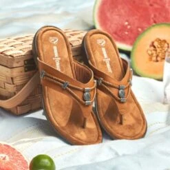 Minnetonka Women’s Cognac Silverthorne 360 Thong Sandals 504203